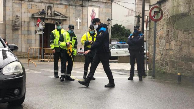 Un grupo de agentes reconstruye un accidente.