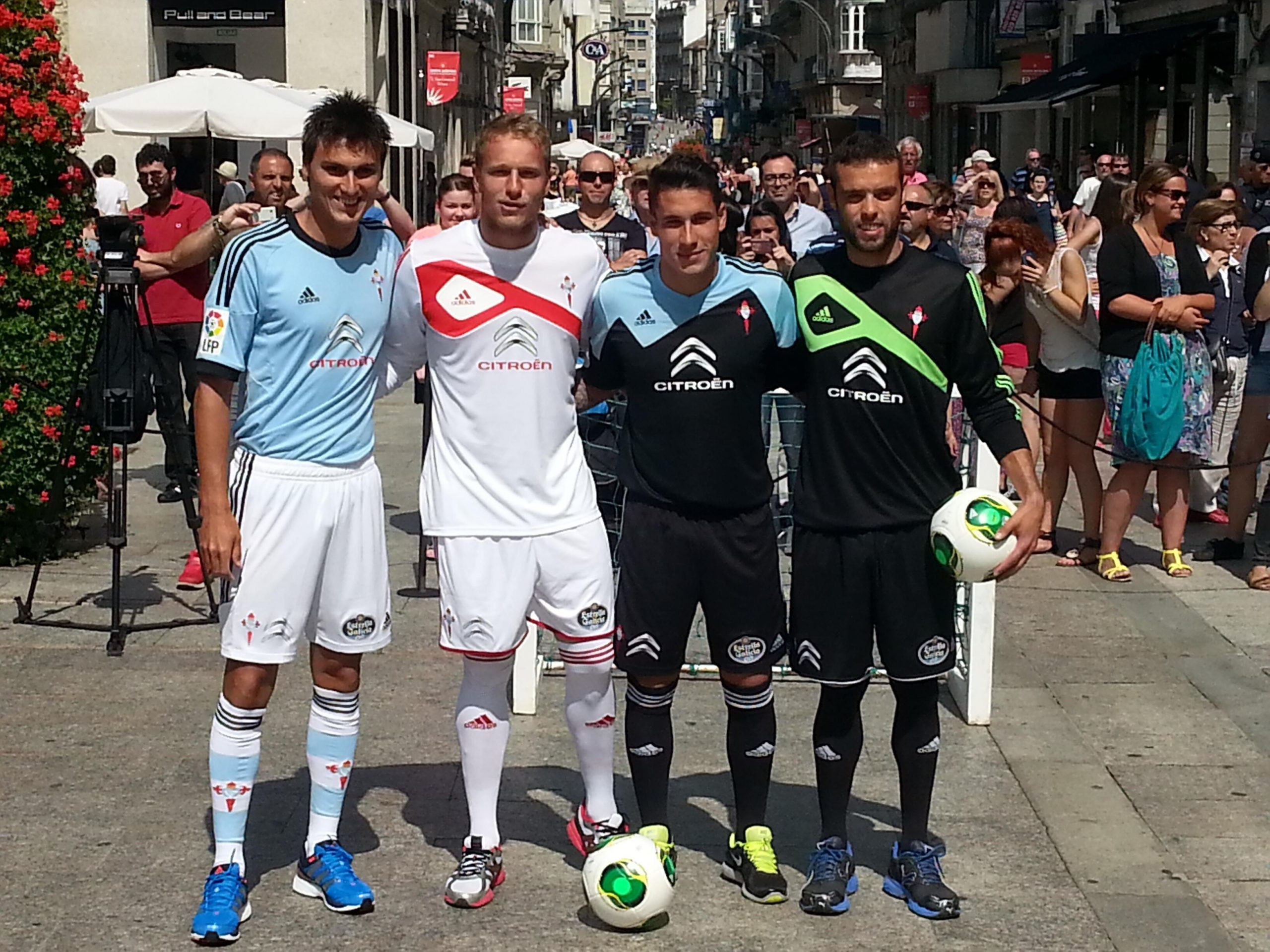 Las equipaciones fueron presentadas por 4 canteranos en Príncipe ante decenas de aficionados y turistas.