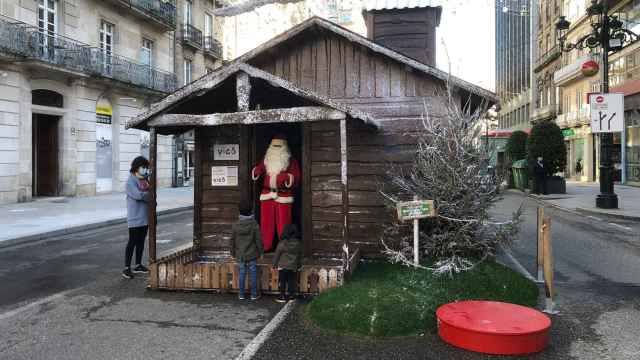 Papá Noel habla, a distancia, con dos niños en Vigo.