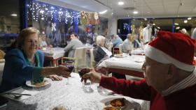 Adultos mayores residentes del centro Domus VI San Lázaro celebran durante la cena de Nochebuena.