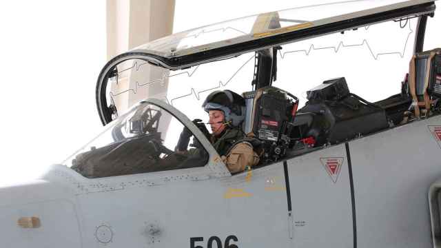 Aisha bint Rashid Al Jalifa subida al avión militar.