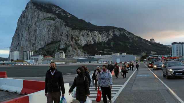 Pasajeros en la pista de aterrizaje del aeropuerto de Gibraltar.