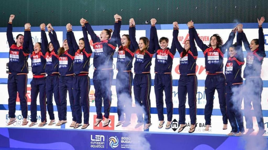 La selección española de waterpolo femenino celebra su campeonato de Europa 2020