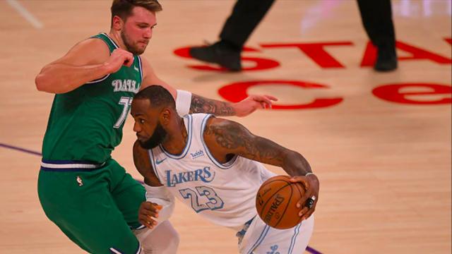 Doncic y LeBron James, durante el partido entre los Mavs y los Lakers