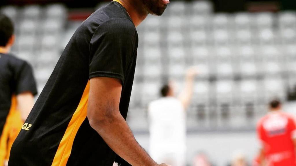 Alex Tyus, calentando con el Galatasaray. Foto: Instagram (gsbasketbol)