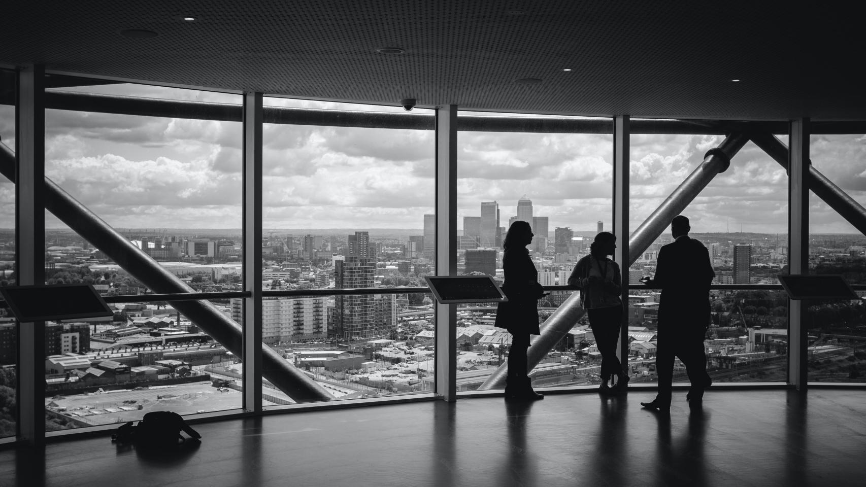 Personas de negocios, en una oficina. Foto:  Charles Forerunner/ Unsplash