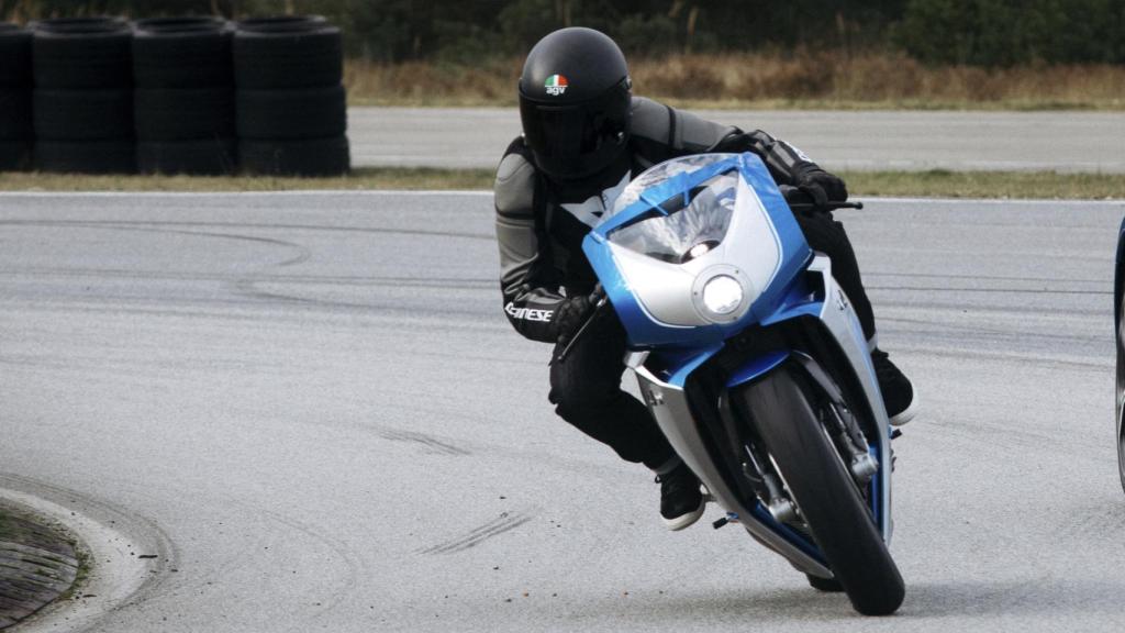 Imagen de un motorista en la carretera.