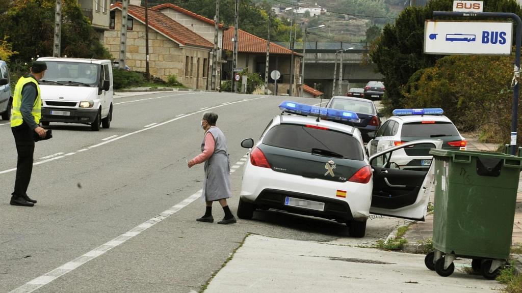 Un agente de la Guardia Civil en un control policial en la entrada de Ourense.