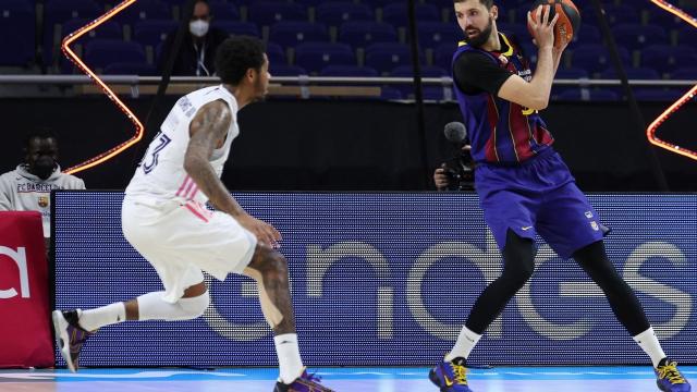 Trey Thompkins y Nikola Mirotic, durante El Clásico