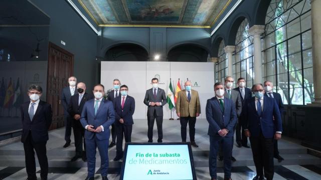 El presidente de la Junta de Andalucía, Juanma Moreno, junto con representantes del Ejecutivo y del sector farmacéutico.