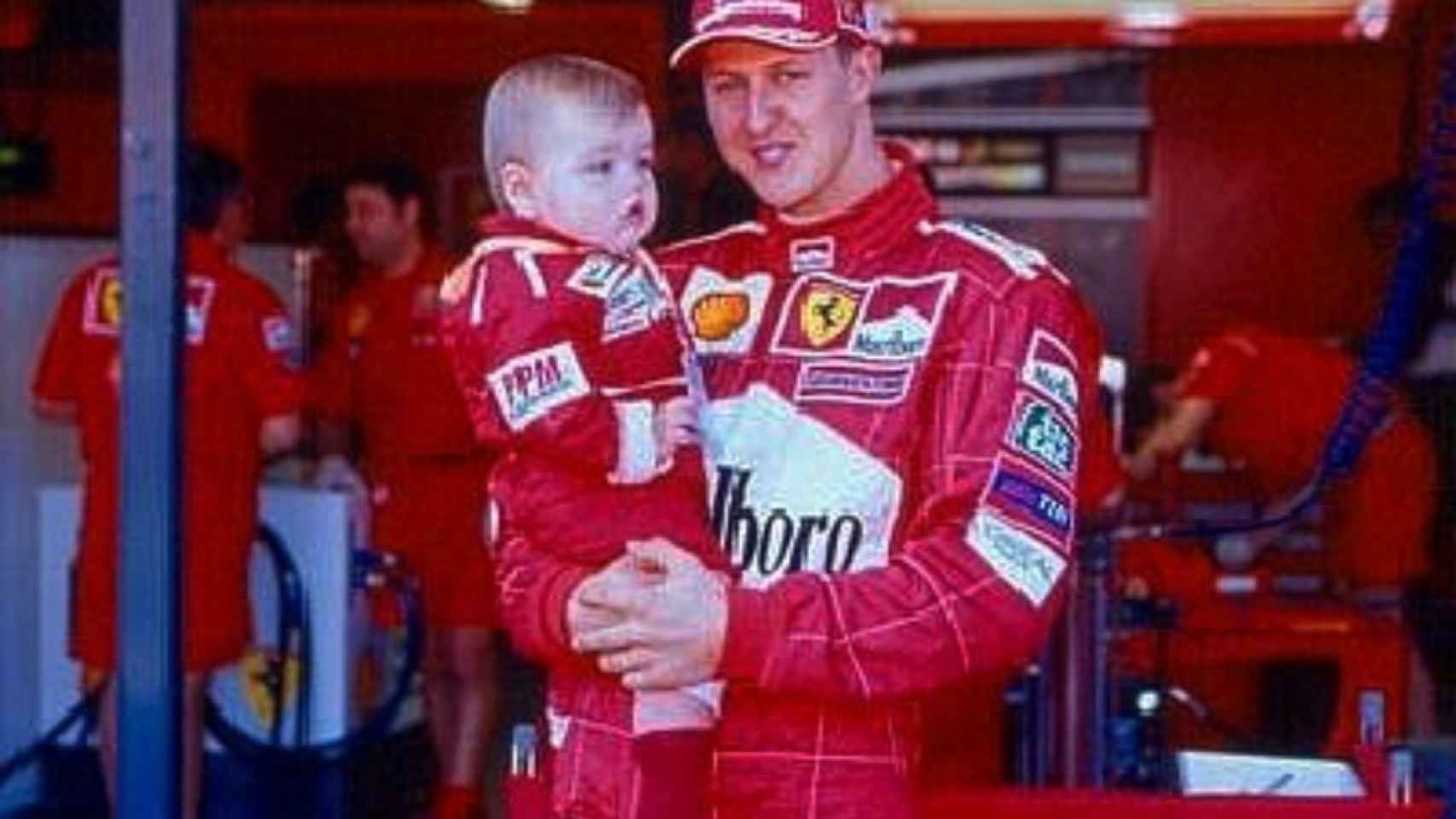 Michael Schumacher con su hijo Mick en sus brazos