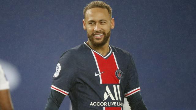 Neymar sonriendo durante un partido del PSG