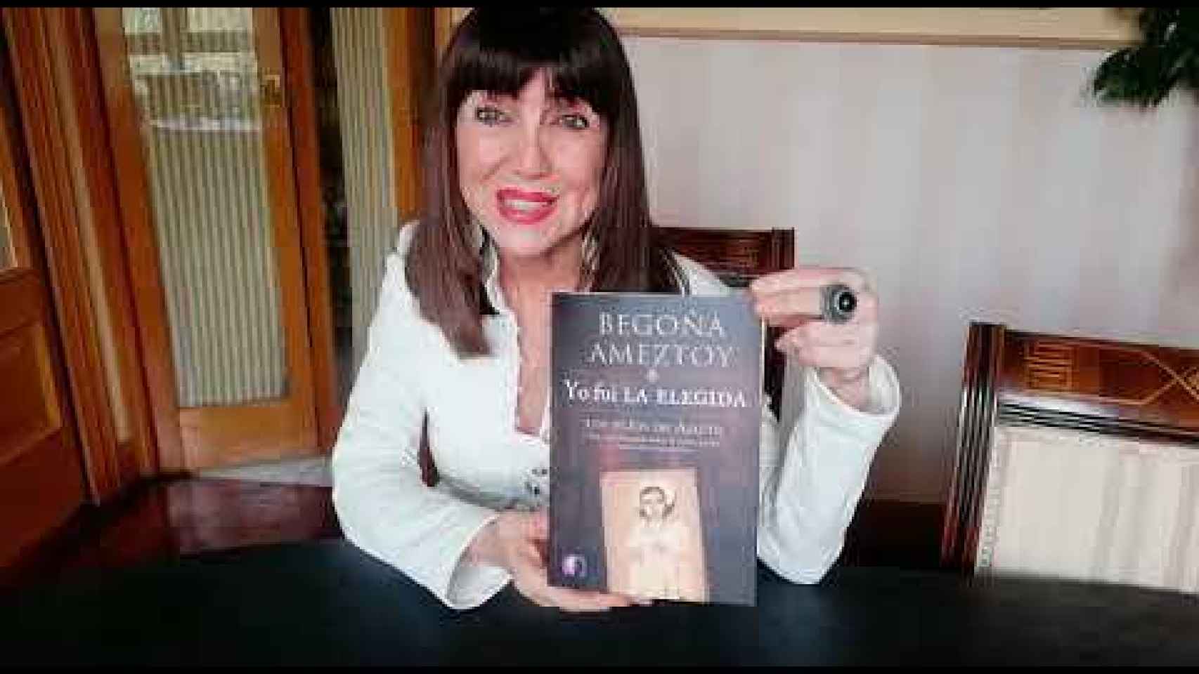 Begoña Ameztoy con su último libro 'Soy la elegida'.