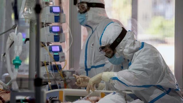 Dos sanitarios trabajan en el interior de un hospital.