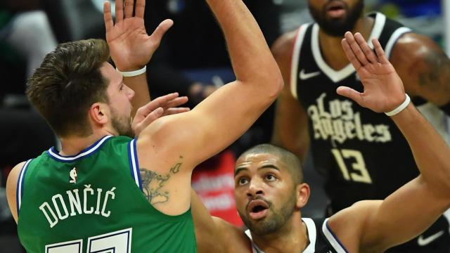 Luka Doncic, anotando sobre Nicolas Batum