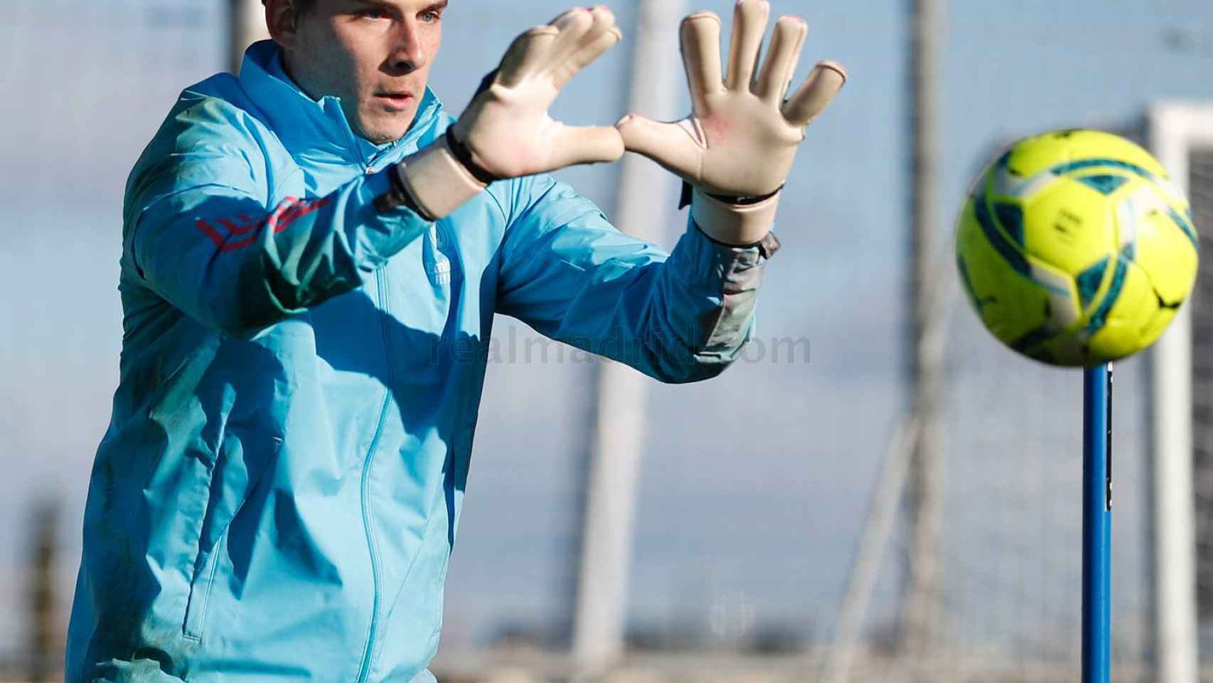 Andriy Lunin, en un entrenamiento del Real Madrid