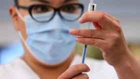 Personal médico prepara una dosis de la vacuna Pfizer.