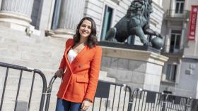 Inés Arrimadas, en la entrada principal del Congreso.