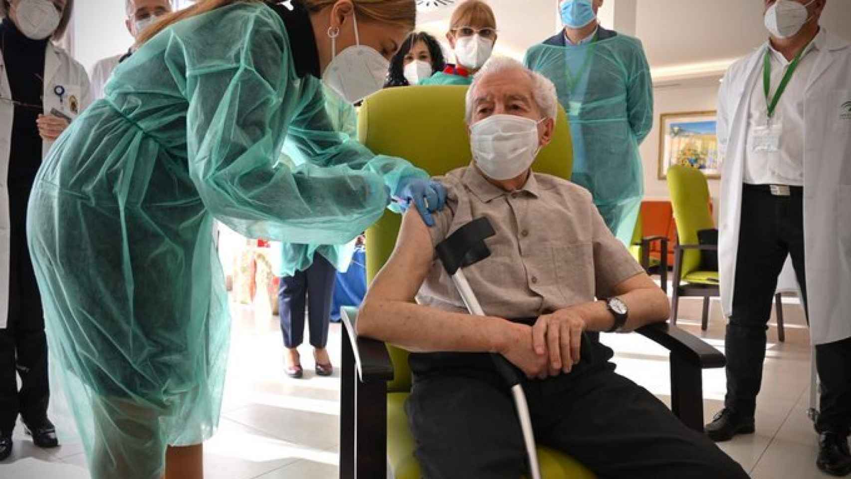 Un anciano recibe la vacuna contra la Covid-19, en Andalucía.
