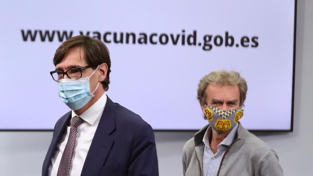 Salvador Illa, ministro de Sanidad, y Fernando Simón, director del CCAES, en la sala de prensa de Moncloa.