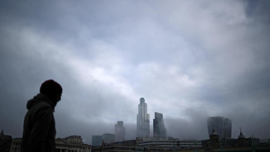 El centro financiero de Londres cubierto por la niebla.