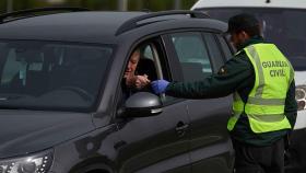 Un agente de la Guardia Civil solicitando a un conductor su documentación.