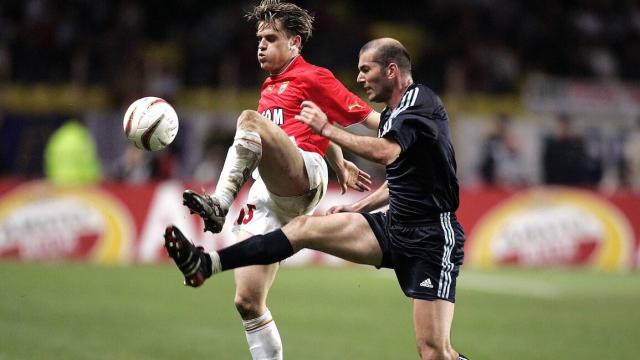 Rothen y Zidane, durante el Mónaco - Real Madrid de 2004