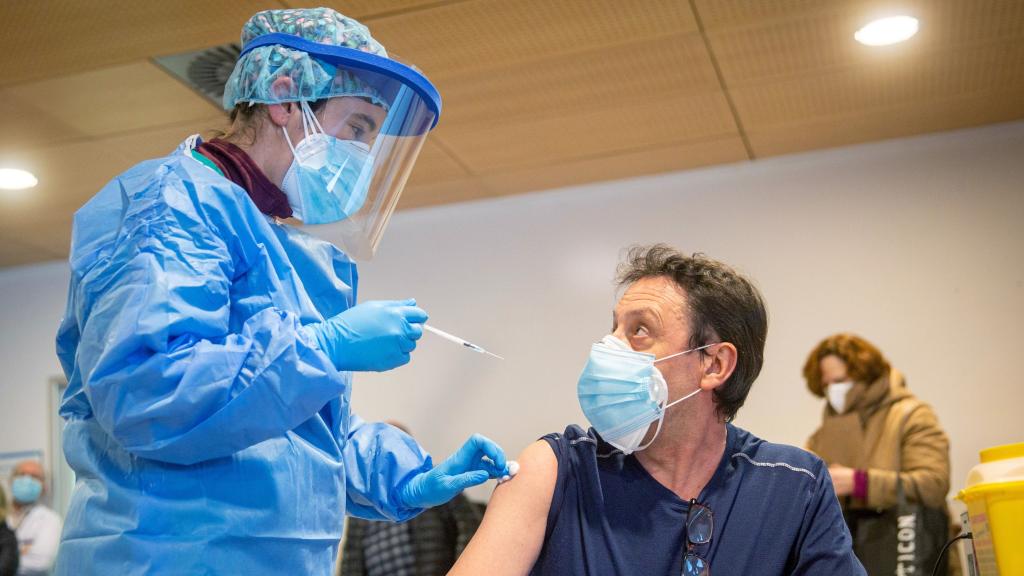 Pedro Montilla, el primer sanitario vacunado en La Rioja.