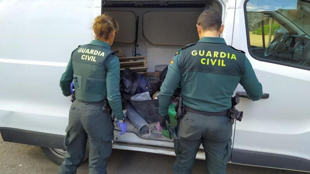 Agentes de la Guardia Civil en pleno trabajo.