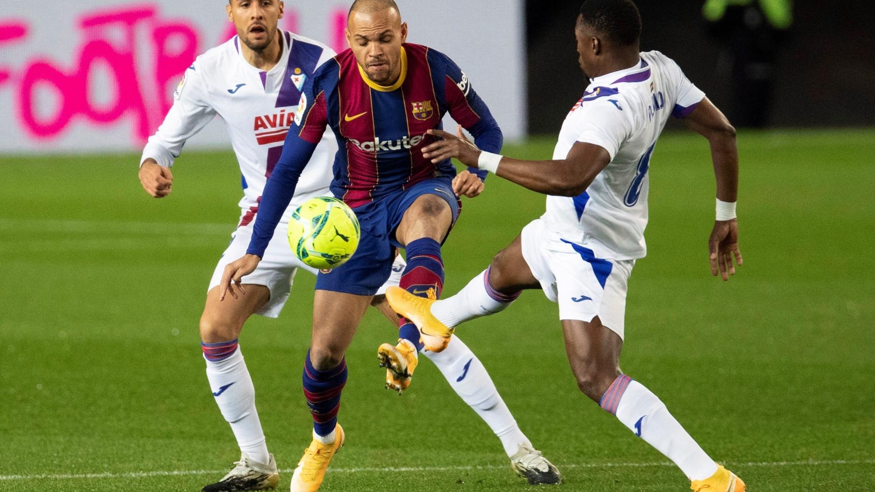 Braithwaite peleando un balón ante el Eibar