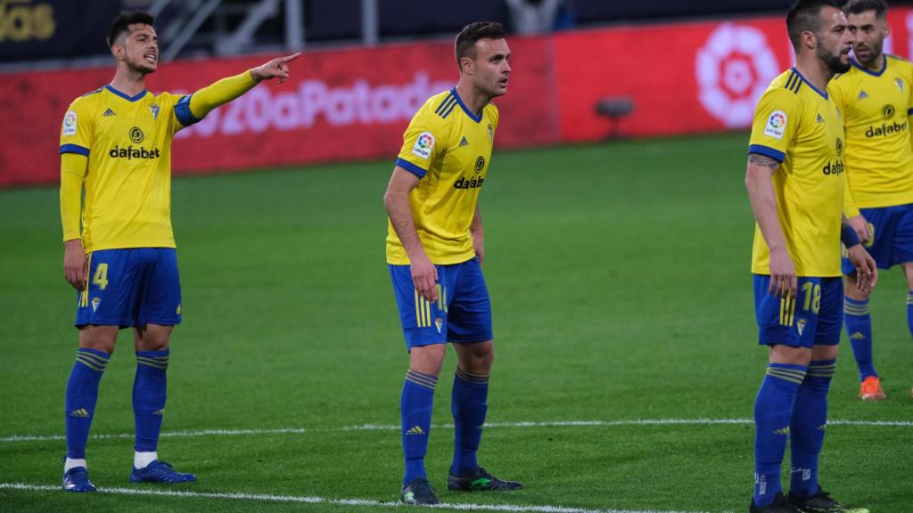 Los jugadores del Cádiz conversando