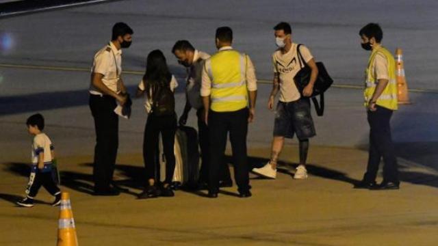 Leo Messi subiendo al avión en Argentina