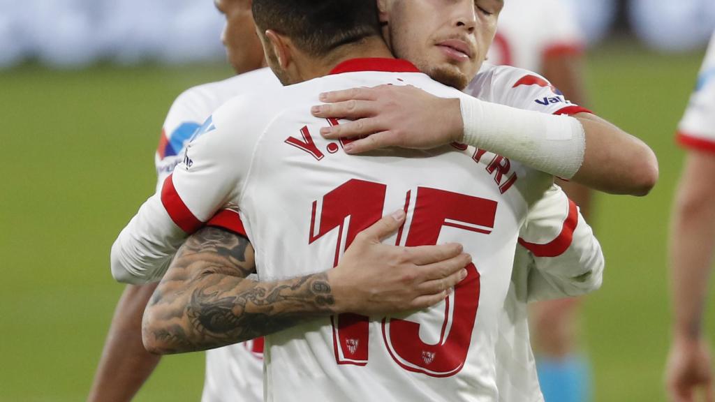 Lucas Ocampos y Yousef En-Nesyri celebran un gol del Sevilla
