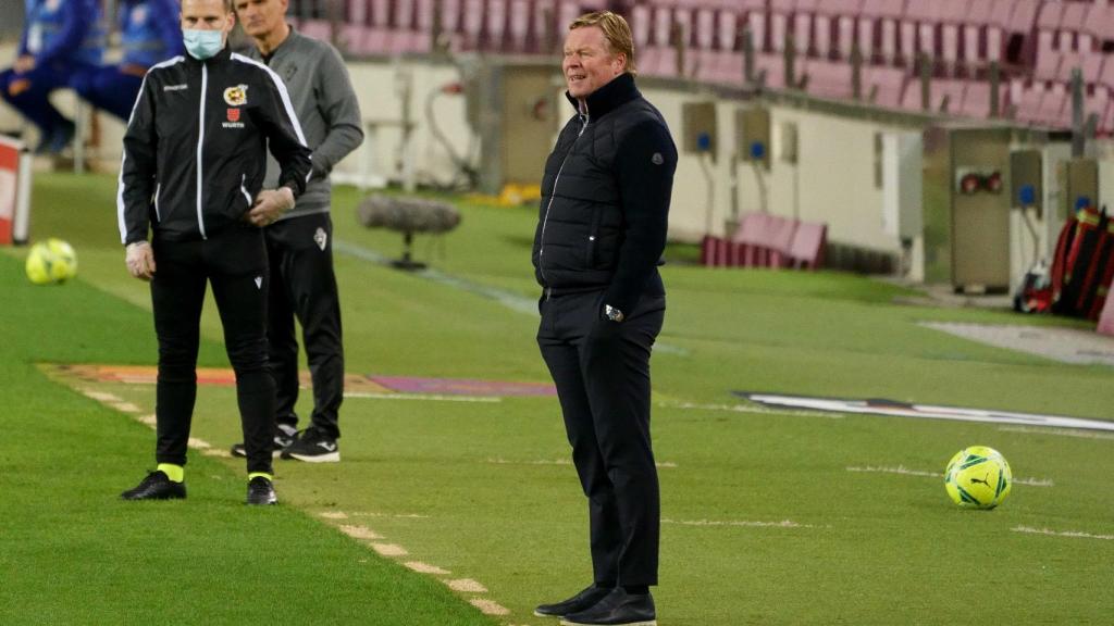 Koeman dando instrucciones en la banda