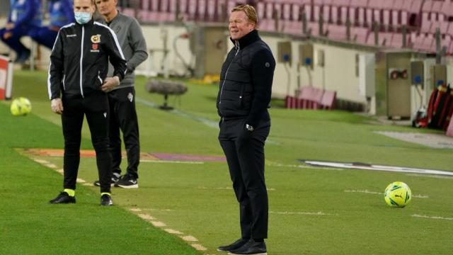 Koeman dando instrucciones en la banda