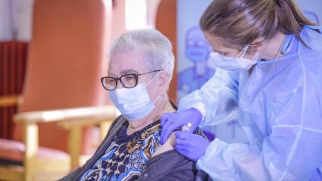 Josefa, la primera vacunada contra el Covid-19 en Cataluña.