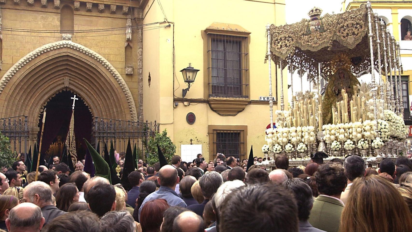 La virgen Macarena a su paso por la calle Feria.