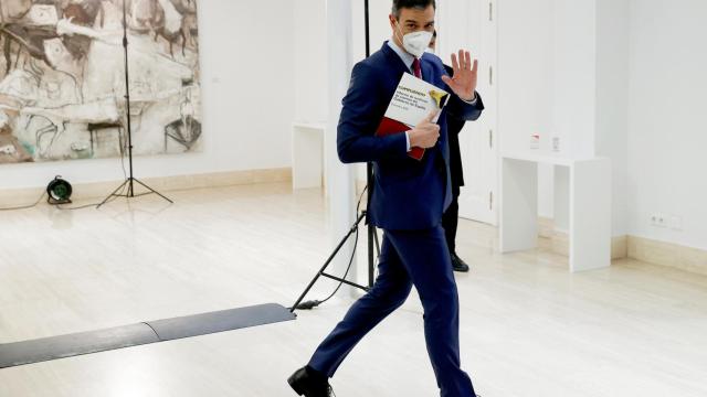 Pedro Sánchez, presidente del Gobierno, en la sala del Consejo de Ministros de Moncloa.