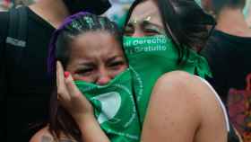 Dos manifestantes a favor del la ley del aborto en Argentina.