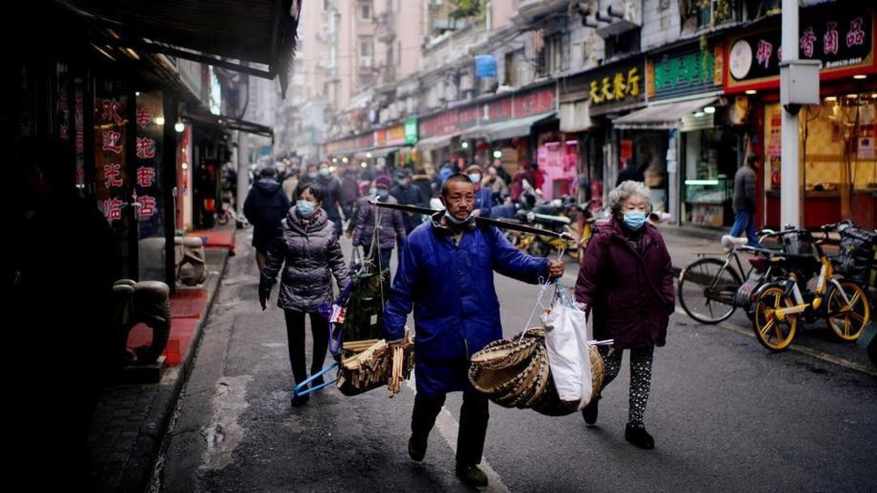 Las calles de Wuhan un año después de la pandemia.