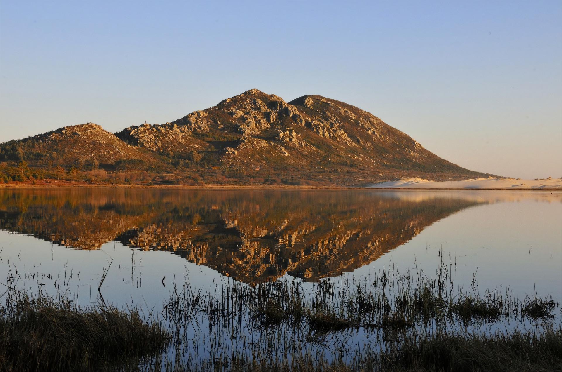 Vista de la laguna y el Monte Louro. Foto: Turismo de Galicia