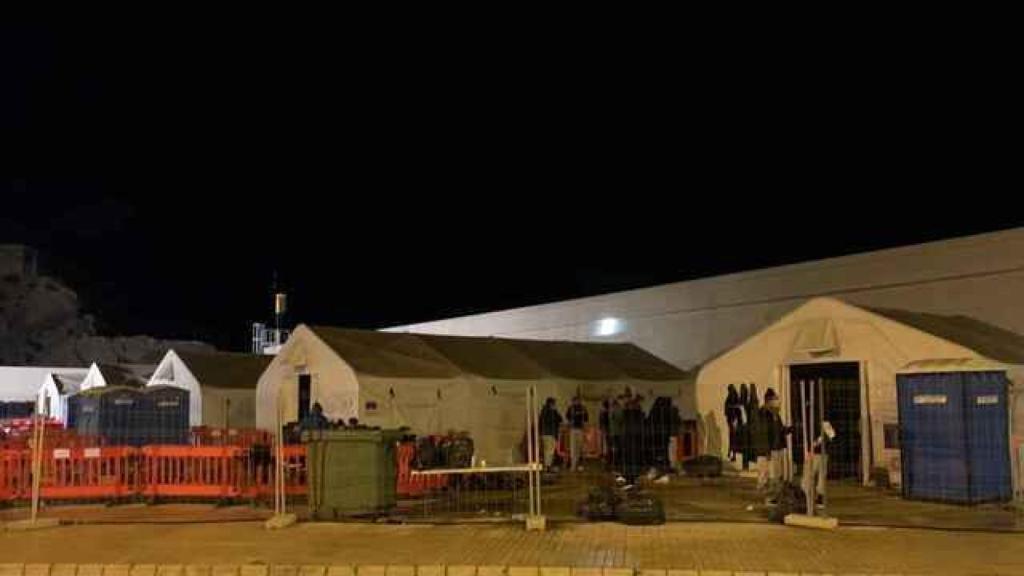 Campamento de inmigrantes en el muelle de Escombreras en Cartagena. Cedida