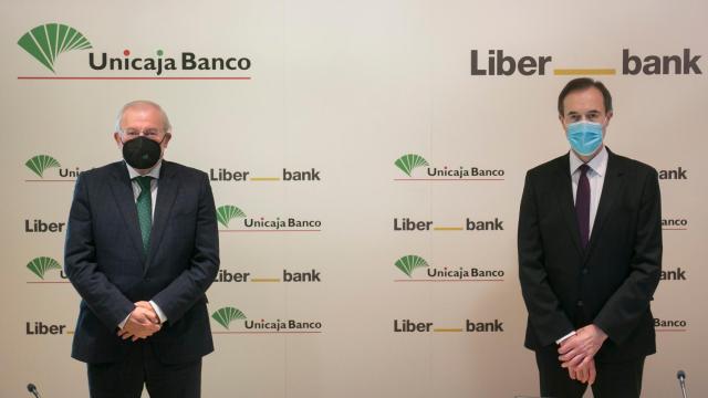 Manuel Azuaga, presidente de Unicaja, y Manuel Menéndez, CEO de Liberbank.