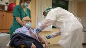 Un ciudadano recibe una dosis de la vacuna contra la COVID en Salamanca