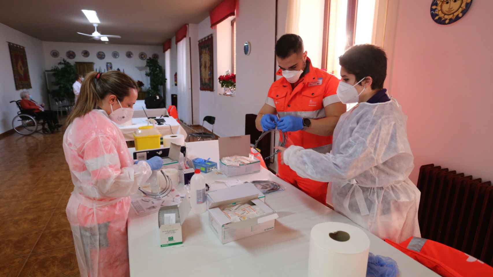 Sanitarios preparan las dosis durante la campaña de vacunación contra la Covid