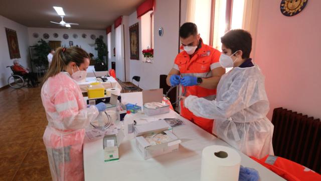 Sanitarios preparan las dosis durante la campaña de vacunación contra la Covid