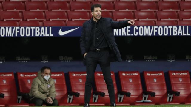 El 'Cholo' Simeone da órdenes a sus jugadores desde la banda del Wanda Metropolitano