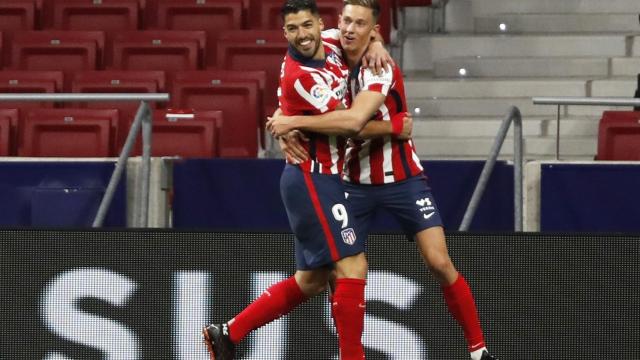 Luis Suárez celebra con Marcos Llorente su gol al Getafe