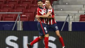 Luis Suárez celebra con Marcos Llorente su gol al Getafe