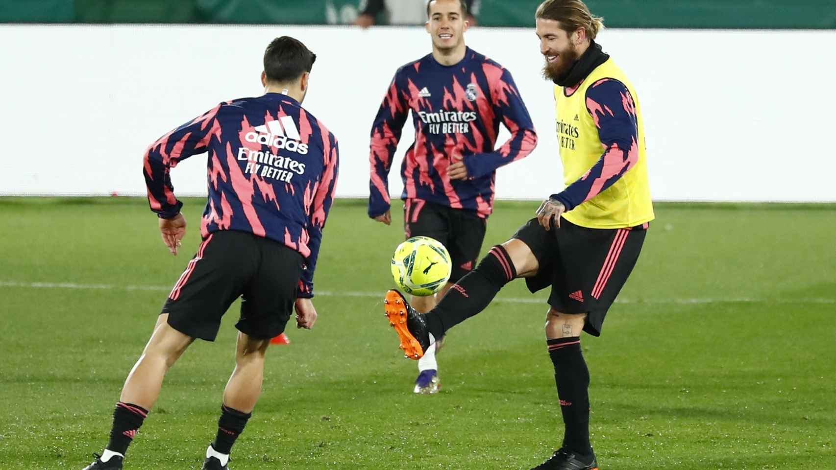 Sergio Ramos ante Asensio y Lucas Vázquez en el calentamiento